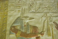 Bas relief d'Anubis, le dieu égyptien a tête de lévrier