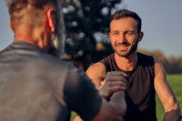 Deux hommes à l'extérieur se serrant la main