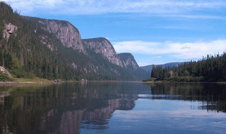 Une photo de la rivière Moisie, au Québec