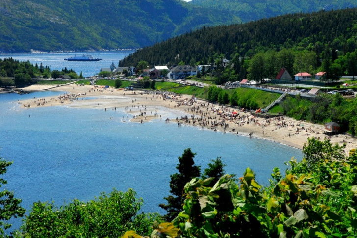 Une photo d'une plage dans la baie de Tadoussac, au Québec