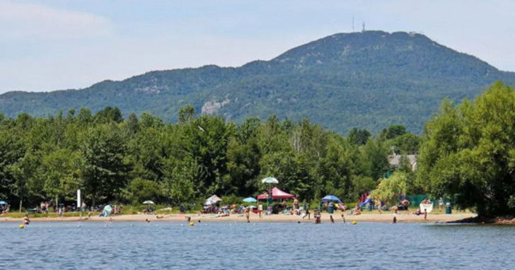 Une photo de la plage des Cantons, sur le lac Memphrémagog (Québec)