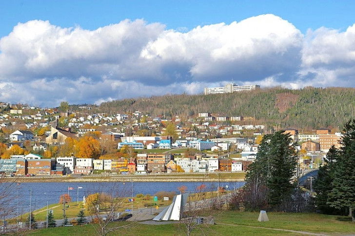 Une photo de la baie de Gaspé et du centre ville