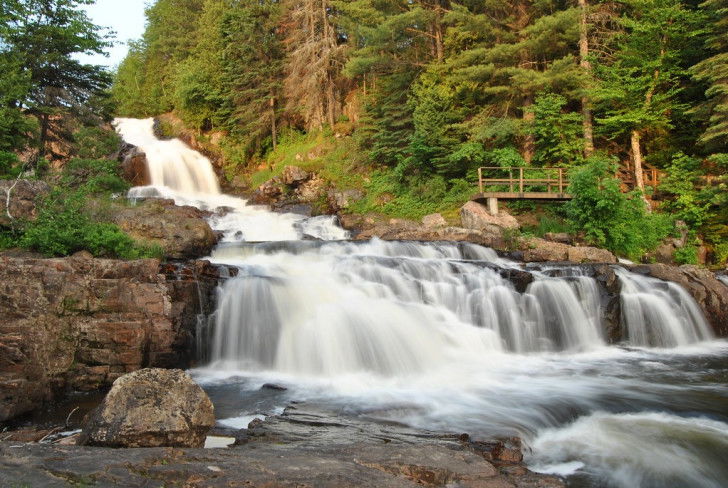 Une photo des chutes de la rivière Bostonnais