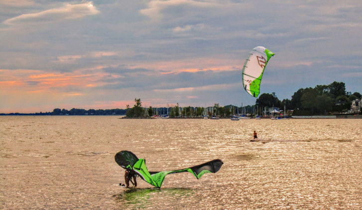 Une photo de planche à voile sur le lac Saint-Louis