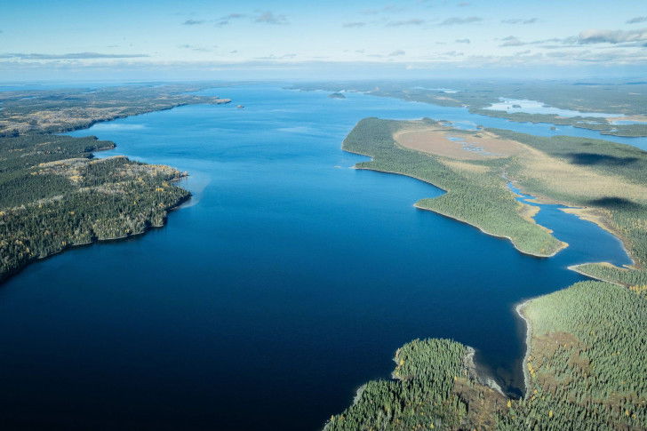 Une photo aérienne du lac Mistassini