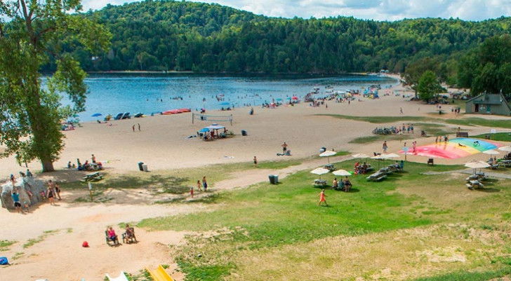 Une photo de la plage du lac Beauchamp