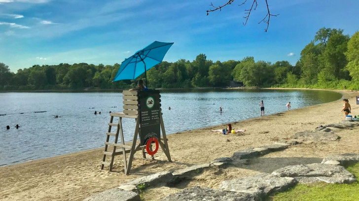 Une photo de la plage du Lac Leamy avec un tour de surveillance
