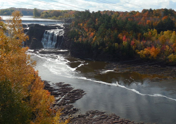 Une photo des chutes de la rivière Chaudière, au Québec