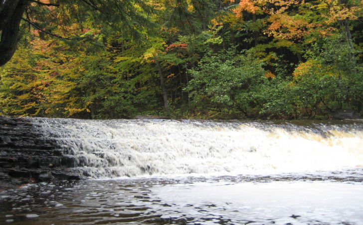 Une photo des chutes de la rivière Gentilly, au Québec