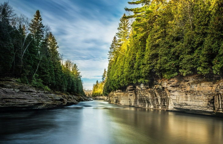 Une photo d'une rivière dans le parc naturel régional de Portneuf, au Québec