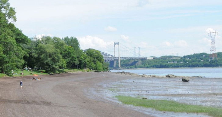 Une photo de la plage-Jacques-Cartier, sur le fleuve Saint-Laurent (Québec)