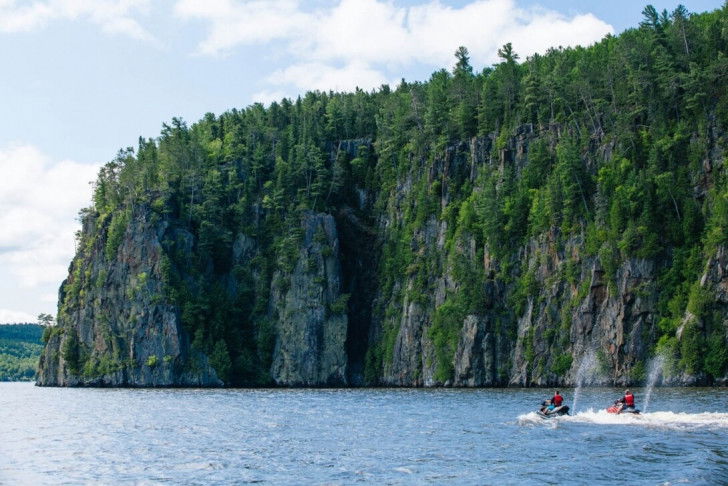 Deux jet skis sur le Lac Témiscamingue, au Québec