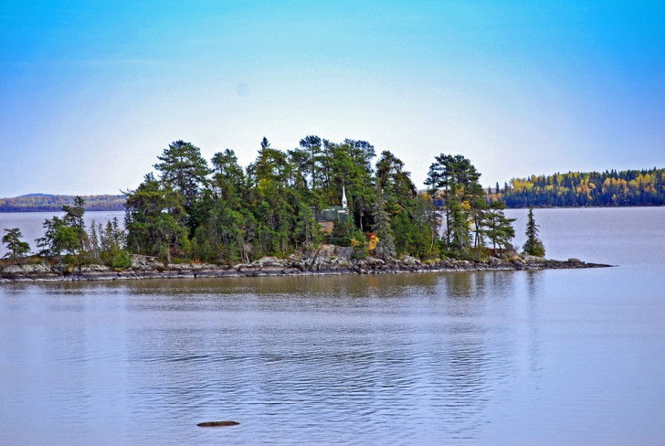 Une photo d'un îlot sur le Lac Abitibi, au Québec