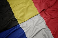 Un drapeau belge et un drapeau français côte à côte