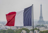 Le drapeau français à côté de la Tour Eiffel