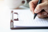 Une personne remplissant un questionnaire