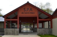 Une photo de l'entrée de la SPA de Saint-Malo, en France