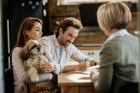 Un couple remplissant les formalités administratives pour adopter un chien