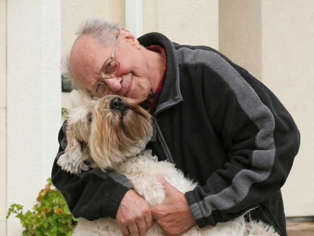 Un chien offre une compagnie à son maître