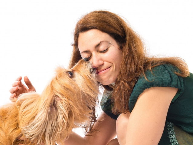 Un chien est débordant d’affection