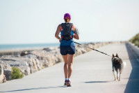 Une femme fait un footing avec son chien