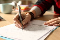 Une femme remplit des papiers pour changer le nom de son chien