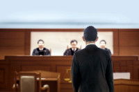 Un homme face à la cour au tribunal