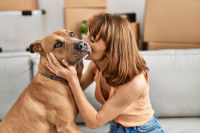 Une femme fait un bisou à son chien