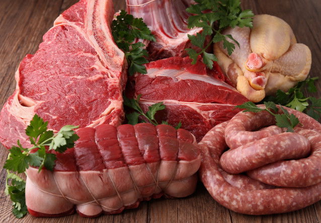 Différents morceaux de viande crue : rôti, poulet, boudin, côte de boeuf...