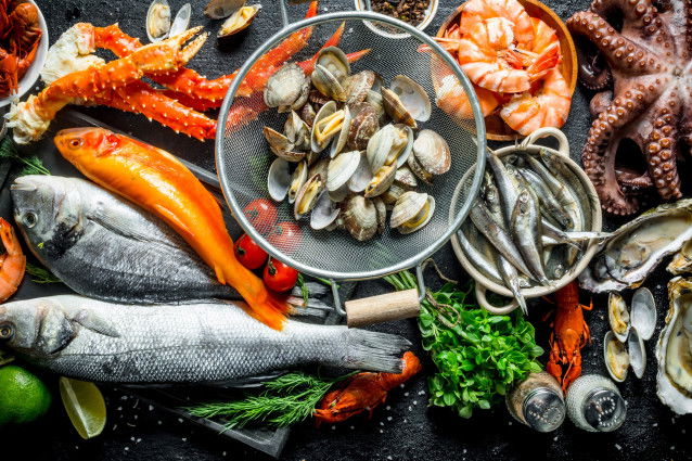 Un plateau rempli de poissons et de fruits de mer