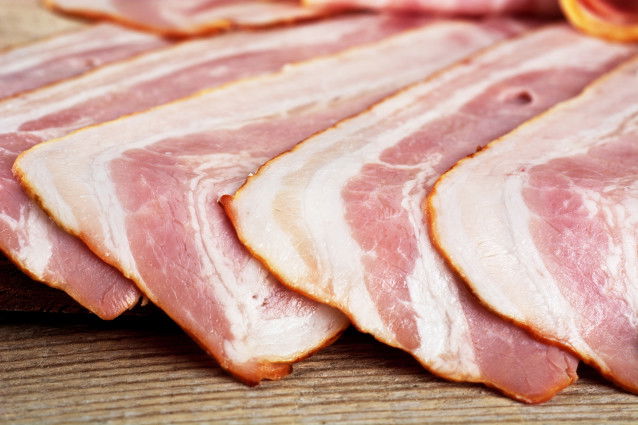 Des tranches de bacon avec du gras et de la couenne