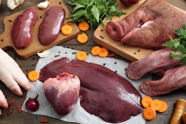 Des abats crus (foie, reins, coeur...) posés sur une table