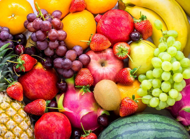 Toutes sortes de fruits sucrés posés sur une table
