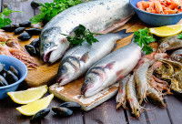 Différentes sortes de poisson cru et fruits de mer posés sur une table