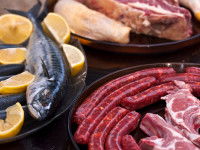 De la viande crue et du poisson cru posés ensemble dans des plats