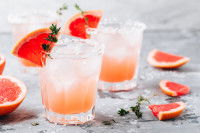 Des cocktails servis dans des verres avec du pamplemousse