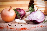 Des oignons, de l'ail et de l'échalotte