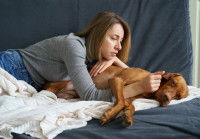 Une femme s'inquiète parce que son chien est malade