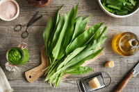 Des feuilles d'ail des ours sur une table de cuisine