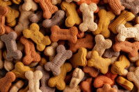 Un tas de biscuits pour chien