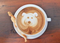Une tasse de chocolat chaud avec une tête de chien