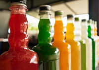 Des bouteilles de sirop alignées sur un comptoir