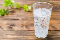 Un verre d'eau gazeuse posé sur une table
