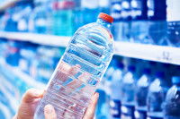 Des bouteilles d'eau minérale dans un centre commercial