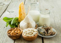 Des aliments riches en calcium posés sur une table