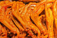 Un tas de pattes de canard braisées