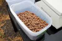 Un bac en plastique contenant des croquettes pour chien