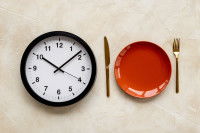 Une assiette et une horloge posées côte à côte