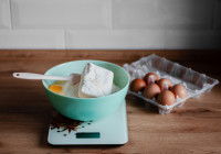 Des ingrédients dans un bol posé sur une balance de cuisine