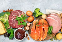 Des aliments riches en vitamine B2 sur un fond gris